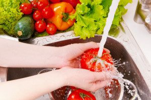 Lavar o tomate pode não tirar nenhum resíduo de agrotóxico.